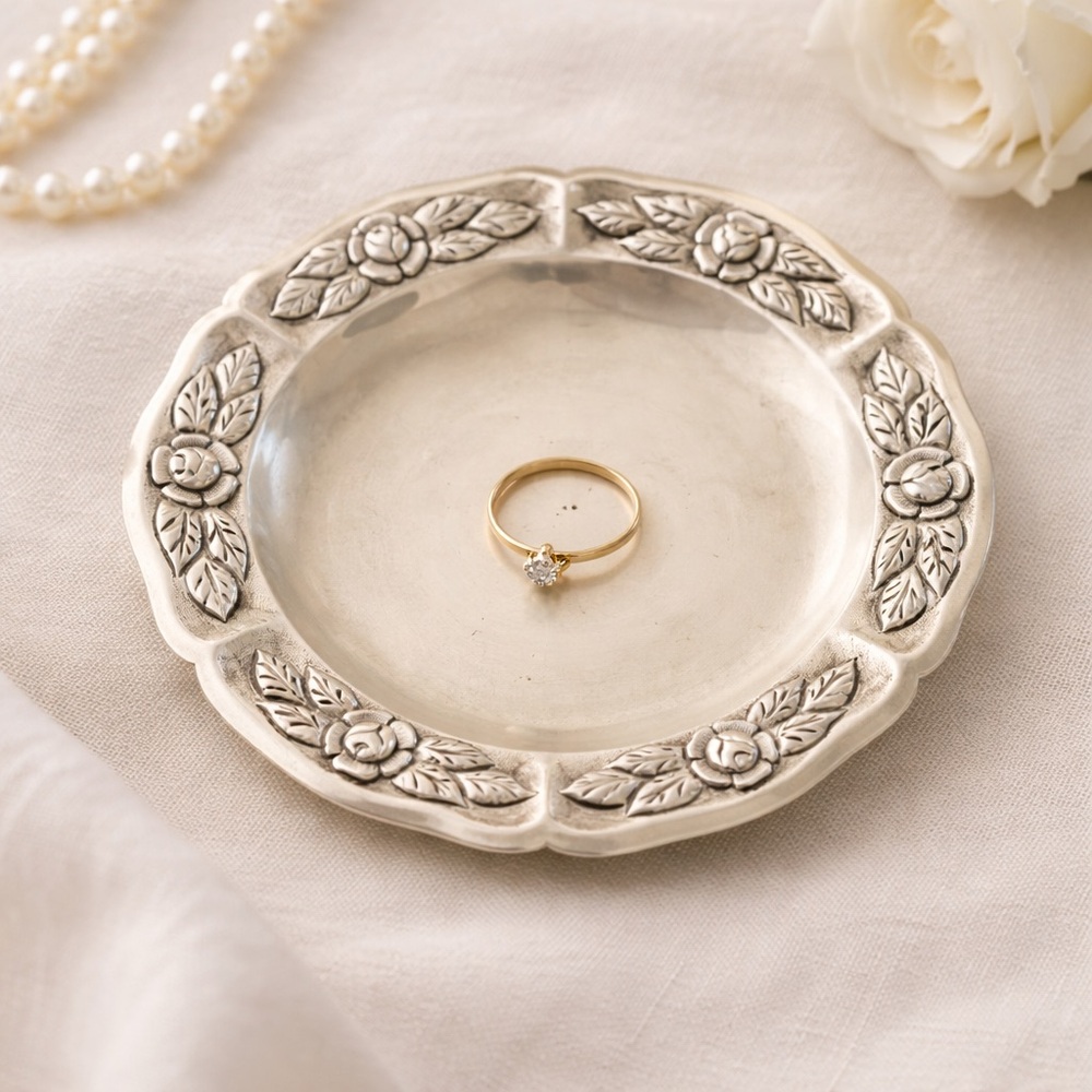 🪞Vintage Silver-Tone Floral Accent Plate / Trinket Dish